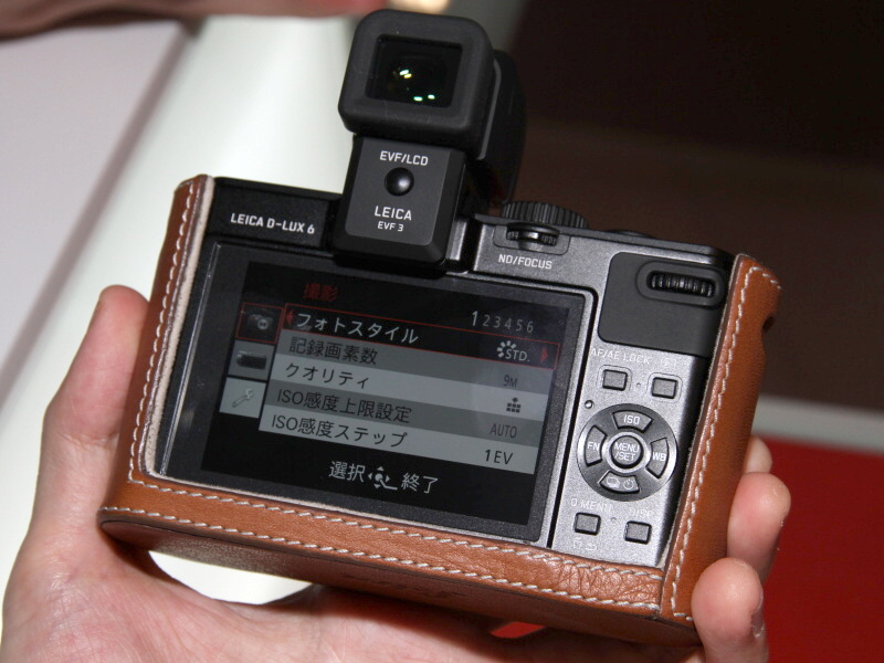 <b>オプションのEVFとケースを装着したところ</b>