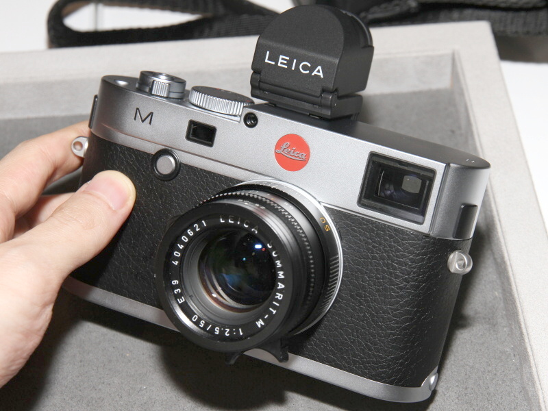 <b>外付けEVFを装着したライカM。ライブビュー時はマルチ測光やスポット測光も可能</b>