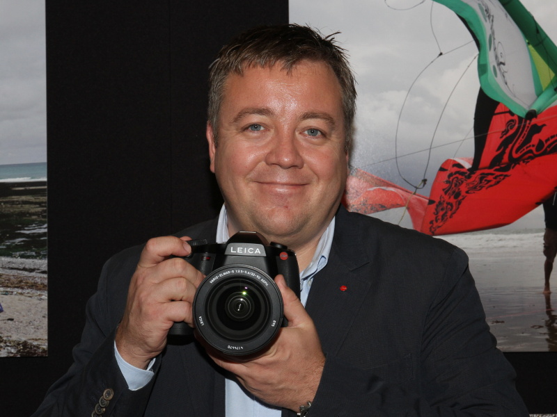 <b>ライカSを手にするStefan Daniel氏</b>