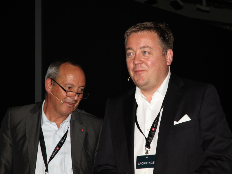 <b>製品発表のコーナーでは、プロダクトマネージャーのStefan Daniel氏（右）が登場すると喝采が起こった</b>