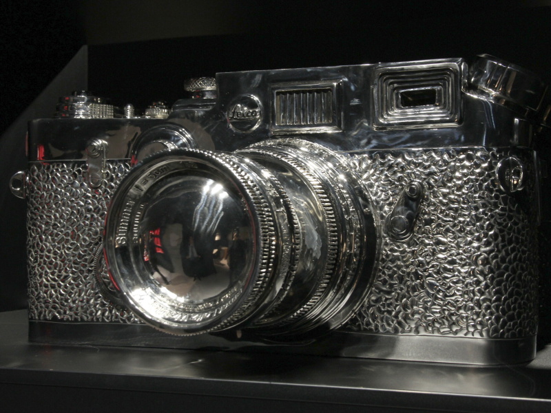 <b>ブース裏の関係者スペースに置かれていた「Fake Leica」という彫刻。ライカカメラ社が制作したものではない</b>
