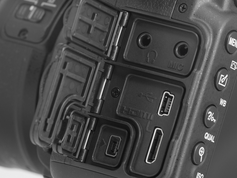 <b>端子カバーがヒンジ式になってる。こういう細かいところが好きってのもある。</b>