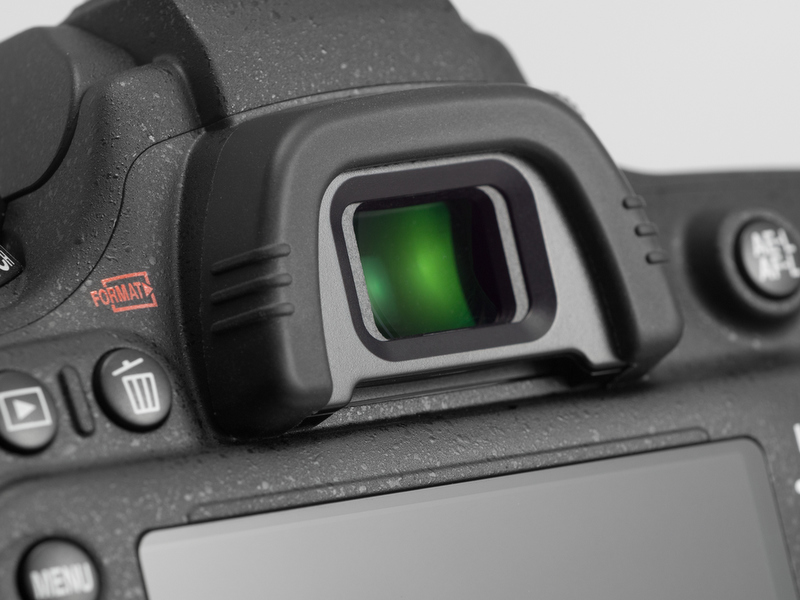 <b>視野率が100%になったのはうれしいけど、角窓になったのは残念な点。眼鏡だとケラレが出やすいからね。</b>