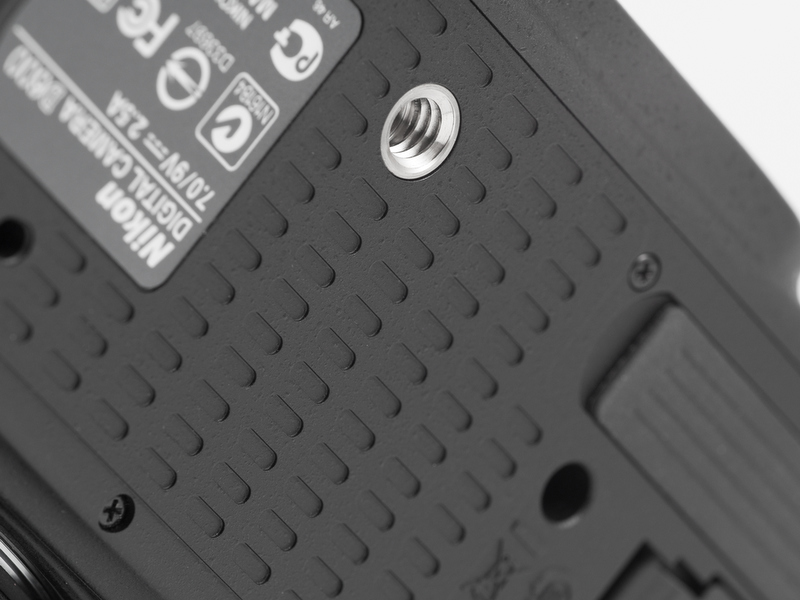 <b>D700は底面にゴムが貼られていたが、D600はゴムなし。縦位置での三脚撮影で重めのレンズをつけてると滑っちゃったりする。</b>
