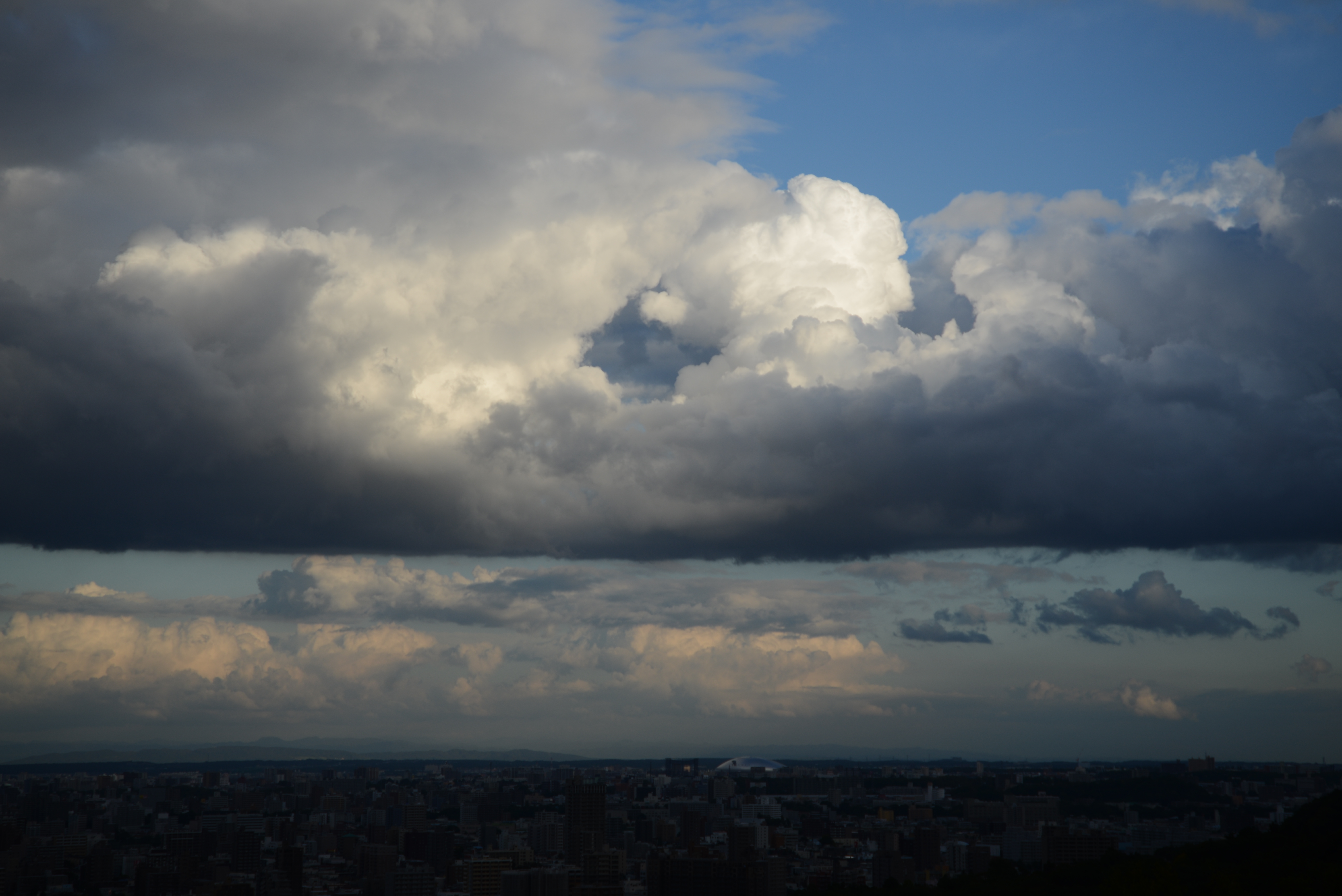 <b>あの雲の下は、いやな感じだろうなぁと思いながら撮って、しばらくしたら雨になってた。D600 / AF-S VR Zoom Nikkor ED 24-120mm F3.5-5.6 G（IF） / 6,016×4,016 / 1/500秒 / F8 / -1.0EV / ISO100 / WB:晴天 / 78mm</b>