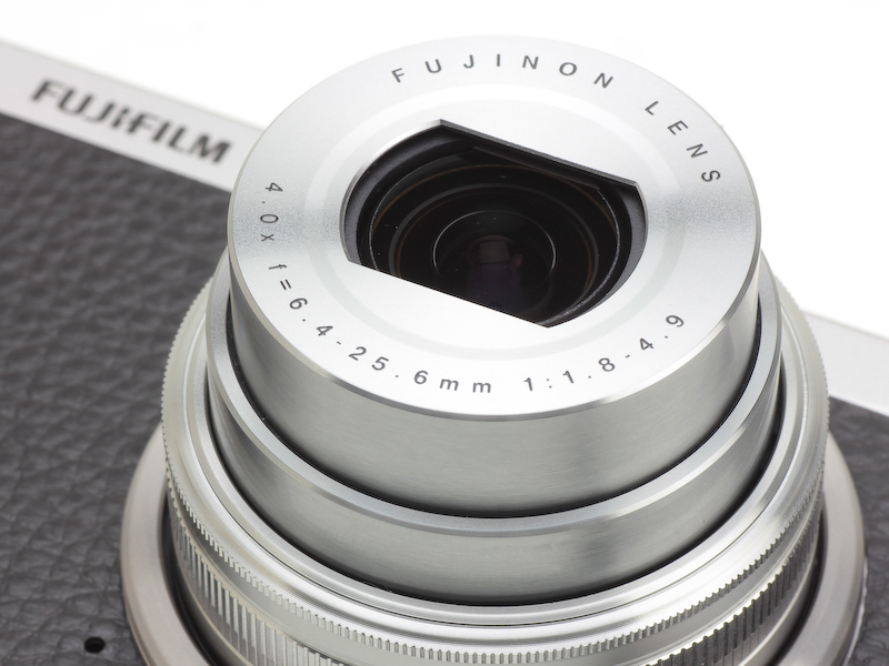 <b>レンズは25-100mm相当（35mm判換算）F1.8-4.9の4倍ズーム</b>