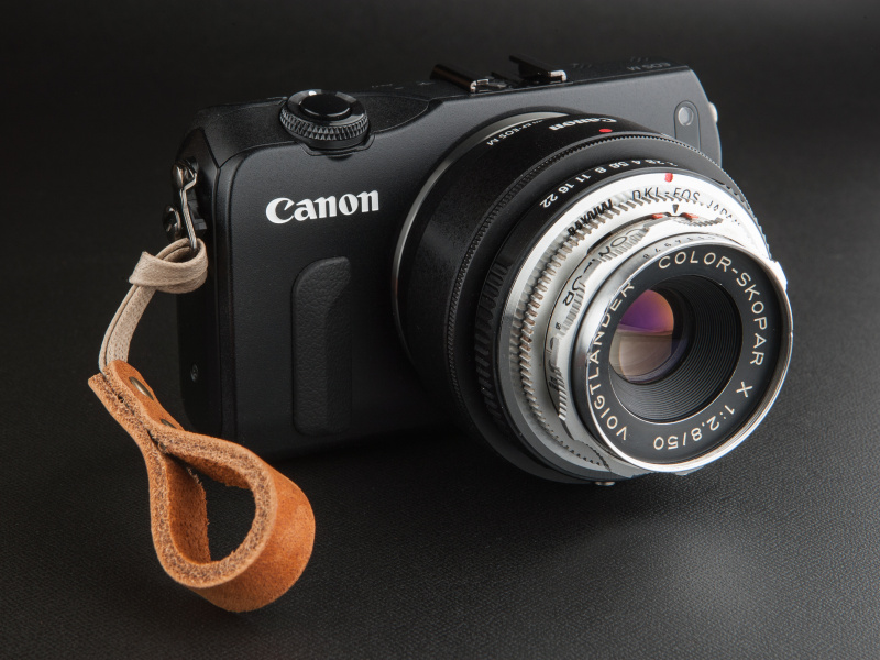 <b>EOS Mはノンレフレックス機のなかでも小ぶりなので、コンパクト鏡胴のレンズが似合う</b>