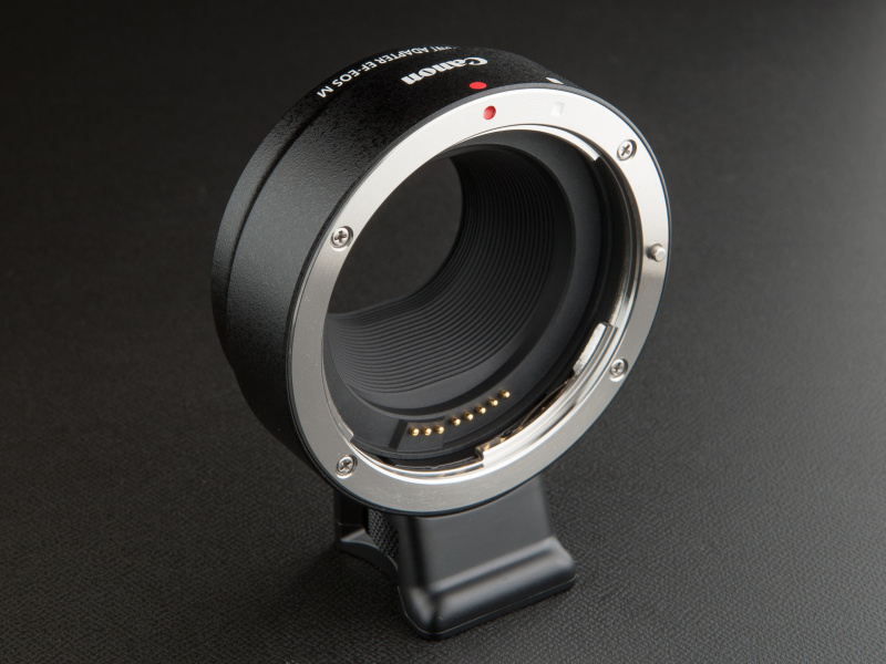 <b>純正のEF-EOS Mはダブルレンズキットに同梱されている。単体販売は1万2,600円だ</b>