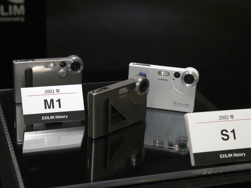 <b>会場に展示していた歴代デジタルカメラの一部。EX-S1とEX-M1（2002年）</b>