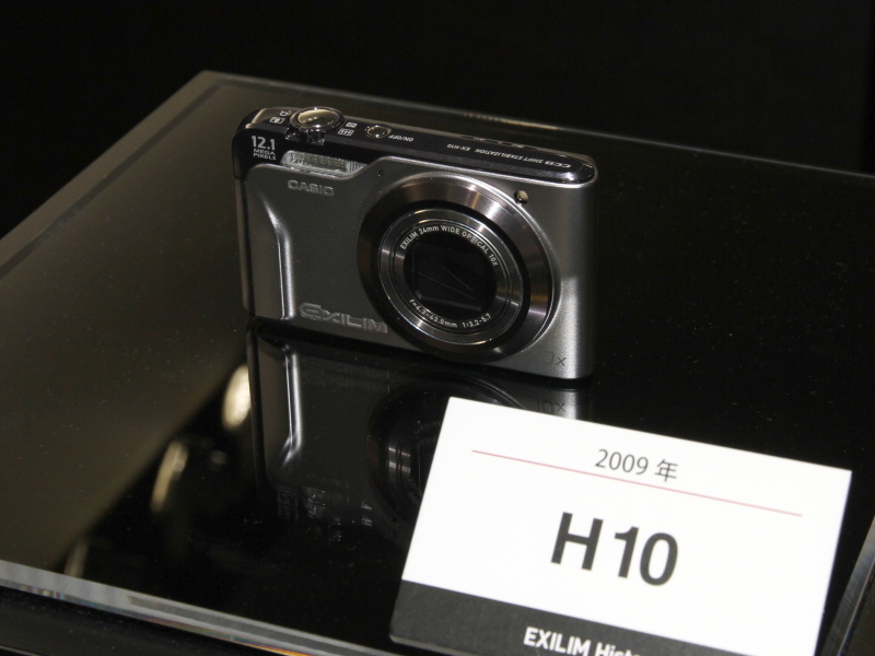 <b>撮影可能枚数1,000枚を特徴としたEXILIM Hi-ZOOM EX-H10（2009年）</b>