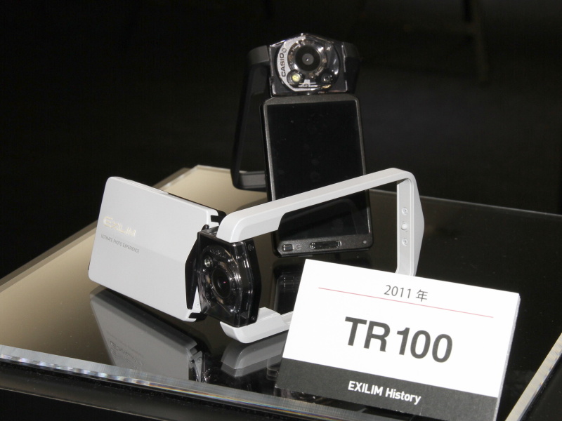 <b>グリップやスタンドになる可動フレームと21mm相当レンズを採用したEX-TR100（2011年）</b>