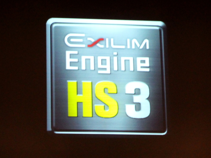 <b>2010年のEX-ZR10に初搭載したHSエンジンは、EX-ZR1000でエクシリムエンジンHS Ver.3となった。画像処理、画像解析を並行処理でき、デジタル処理の大幅な高速化を実現したという</b>