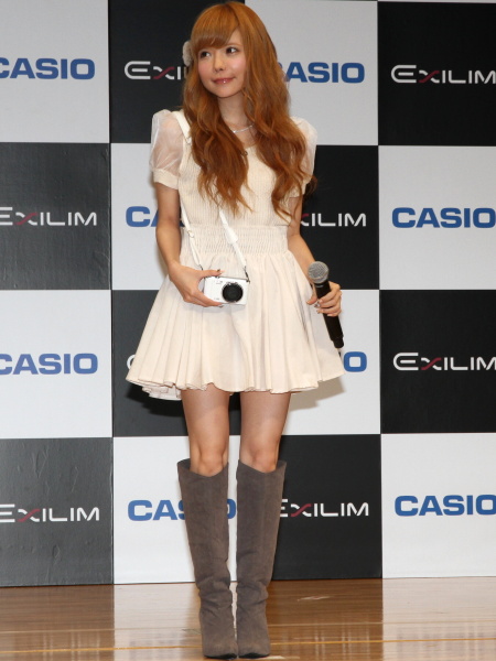 <b>EX-ZR1000を持って登場した益若さん。可愛らしくレトロな雰囲気が感じられるカメラと語った。中でもホワイトが一番のお気に入りとしていた</b>