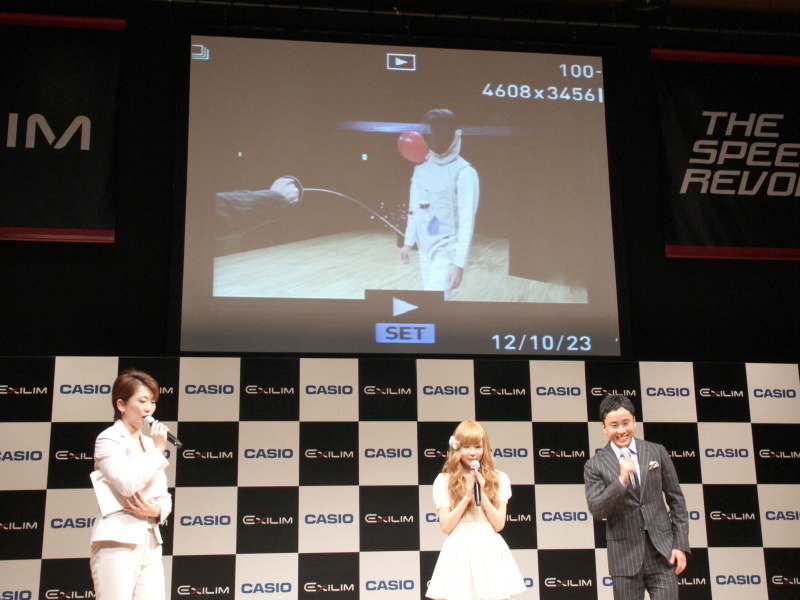 <b>風船が割れて紙吹雪が散る様子をコマ送りで再生した</b>