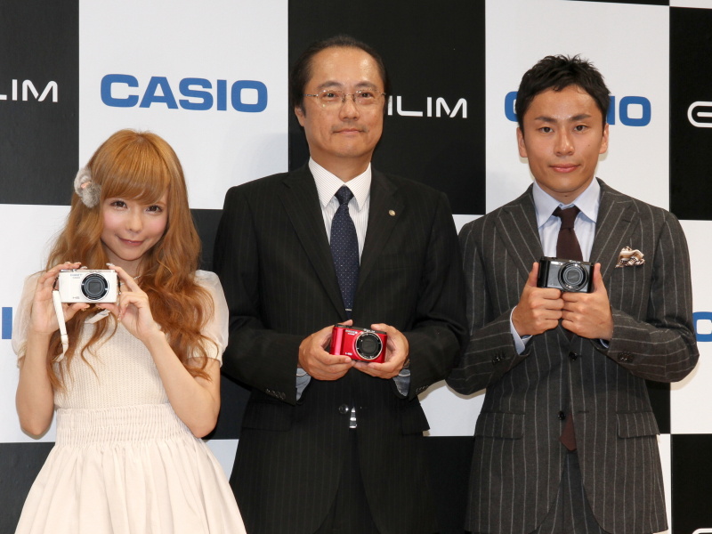 <b>左から益若つばささん、中山仁氏、太田雄貴選手。EX-ZR1000を手に</b>