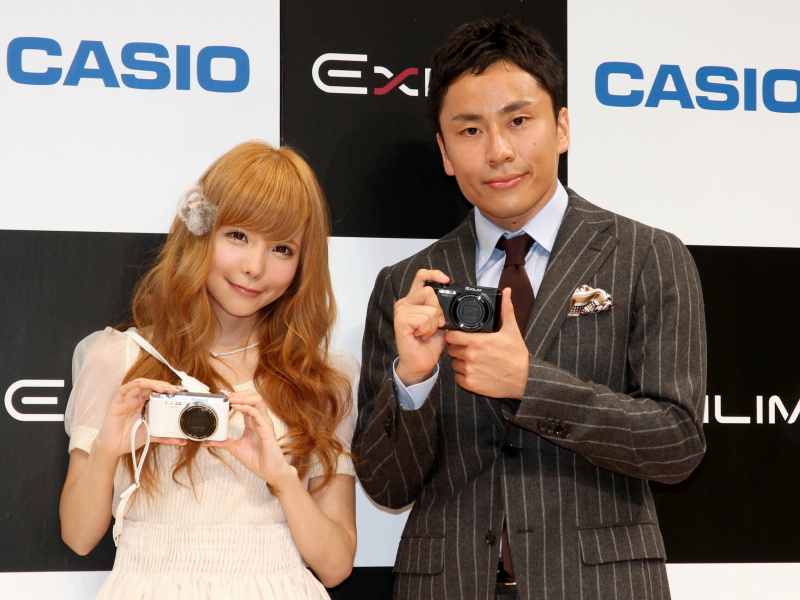 <b>EX-ZR1000を手にする益若つばささん（左）と太田雄貴選手（右）</b>