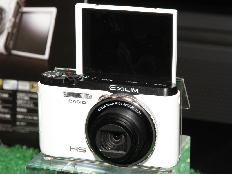 <b>EX-FC300S。ゴルフ向け機能を搭載したほか、カラーリングも一部異なる</b>