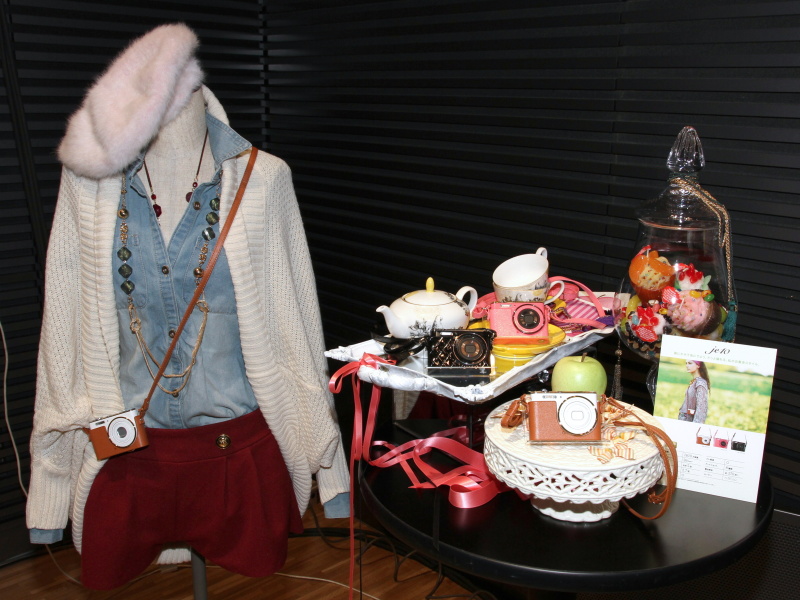 <b>EXILIMの“女子カメ”（EX-JE10、EX-N10）もコンセプチュアルな展示を行なっていた</b>