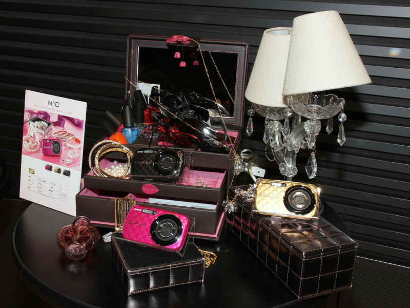 <b>EXILIMの“女子カメ”（EX-JE10、EX-N10）もコンセプチュアルな展示を行なっていた</b>