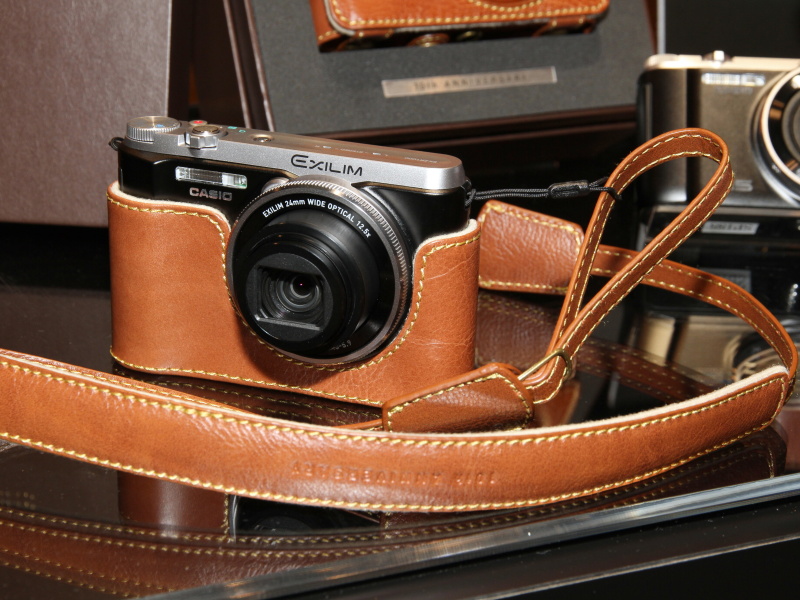 <b>付属のケースとストラップを装着したところ</b>