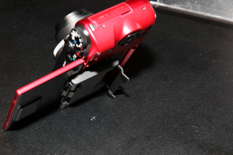 <b>自分撮り用のスタンドも備える</b>