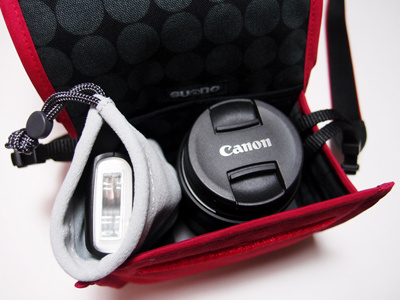 <b>EOS Mのダブルレンズキットに付属するストロボ「スピードライト90EX」を入れたところ</b>