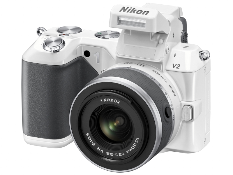 <b>Nikonロゴ部分にポップアップ式ストロボを内蔵した。Nikon 1 V1はストロボ非内蔵だった</b>