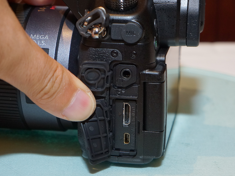 <b>マイクやヘッドホン端子も備える</b>