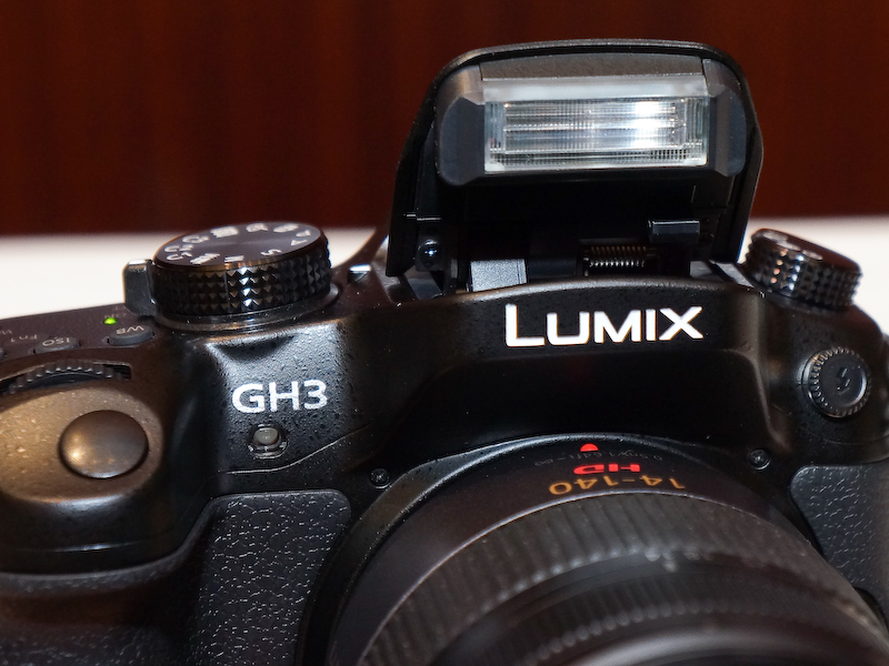 <b>内蔵ストロボはガイドナンバー12（ISO100・m）で手動ポップアップ式。前面右上にシンクロ端子も装備する</b>