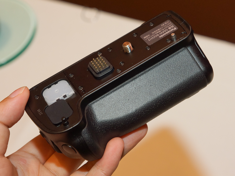 <b>専用バッテリーグリップ「DMW-BGGH3」（3万円前後の見込み）も同時に発売する</b>