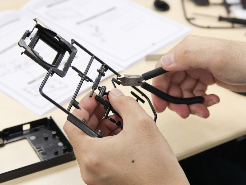 <b>ランナーからパーツを切り離すためにニッパーがあると作業が早い。切った場所はヤスリかカッターできれいに仕上げておくのがポイント</b>