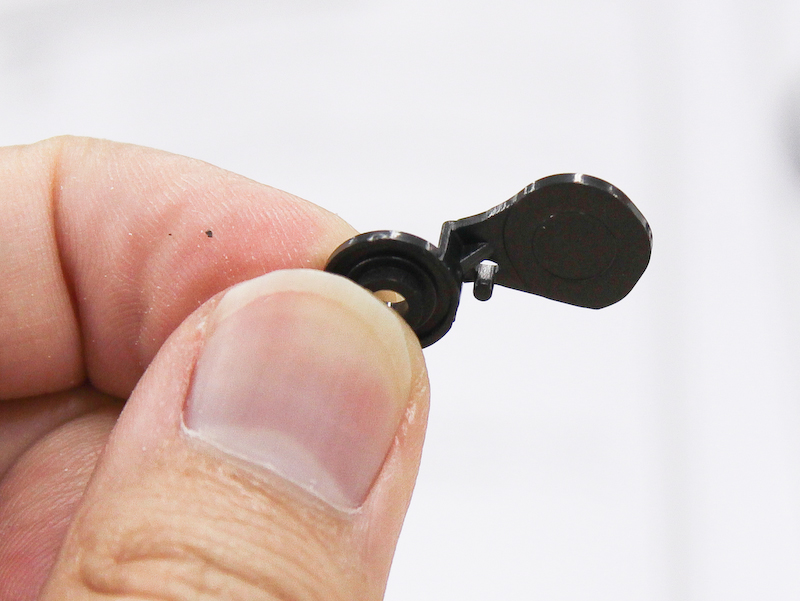 <b>これがシャッター幕になる</b>