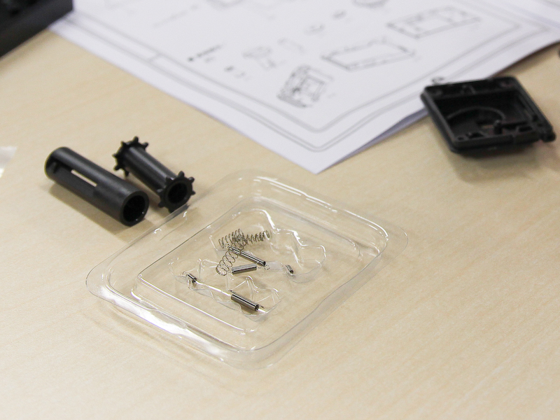 <b>レンズエレメントの入っていたケースの蓋をスプリング入れとした</b>