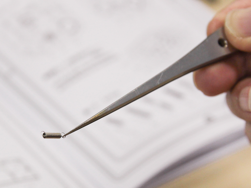 <b>スプリングをつまんで引っかけるために先の細いピンセットは必要。先端にローレットのあるピンセットだと滑らずに作業できる</b>