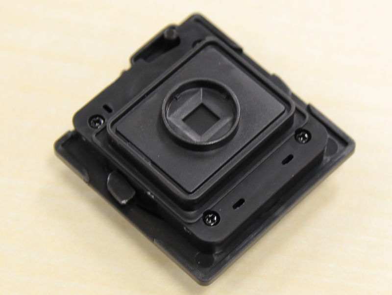 <b>後ろにもう1枚のレンズエレメントをはめて22mmレンズは完成</b>