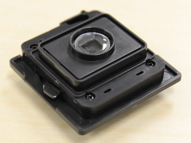 <b>後ろにもう1枚のレンズエレメントをはめて22mmレンズは完成</b>