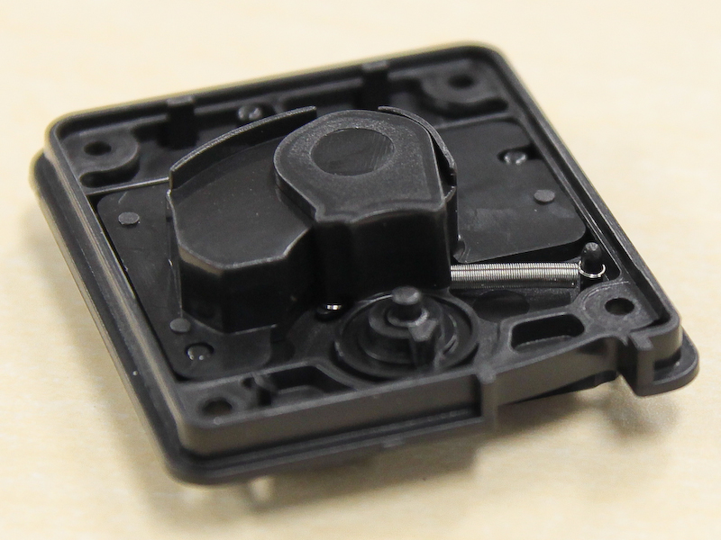 <b>シャッターの取り付け。バネの通し方に注意</b>