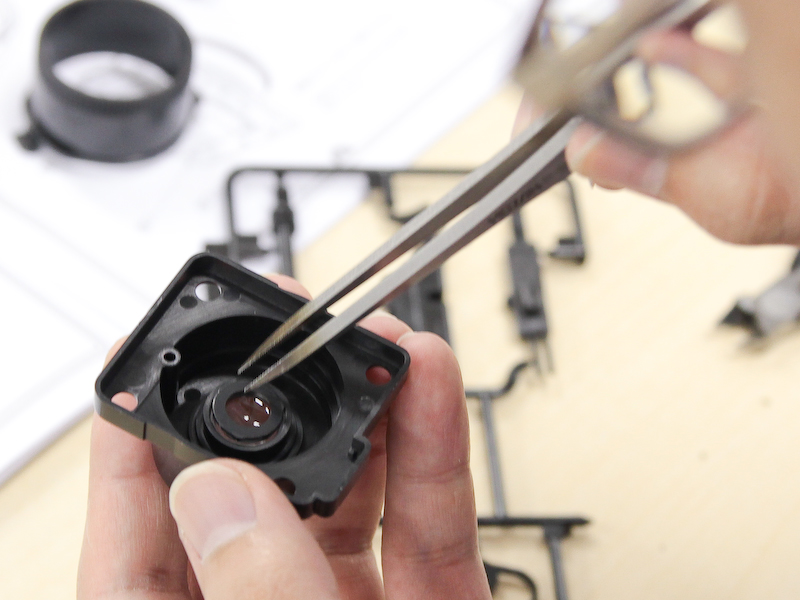 <b>レンズエレメントを入れてレンズ押さえをはめる</b>