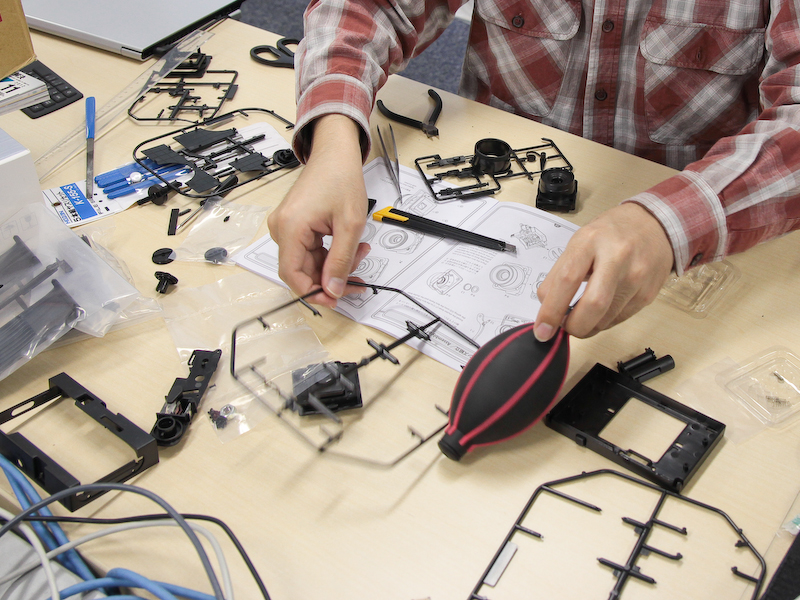 <b>組立中は場所を取るので、できれば広い机の上で作業したい</b>