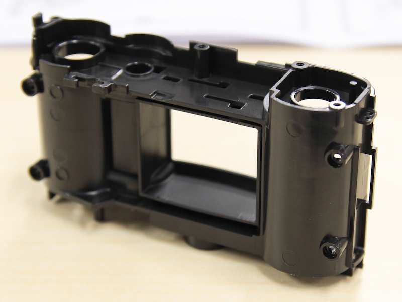 <b>ボディのシャーシ部分は一体形成になっている</b>