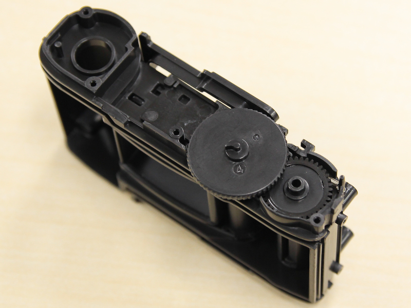 <b>上部の歯車類も取り付けていく</b>