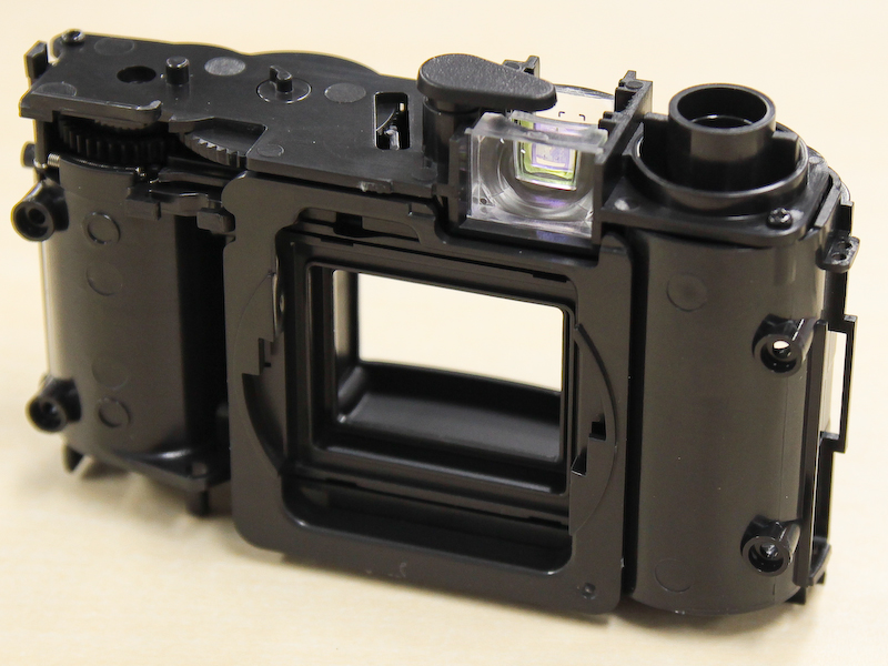 <b>先ほどのファインダーを含む部品をネジ止めする</b>