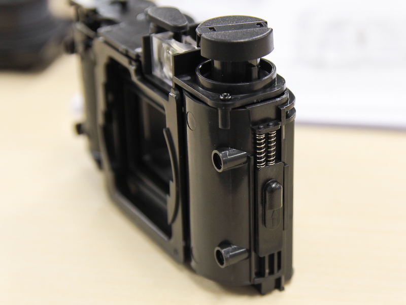 <b>巻き戻しノブや裏蓋ロックレバーを付けていく</b>