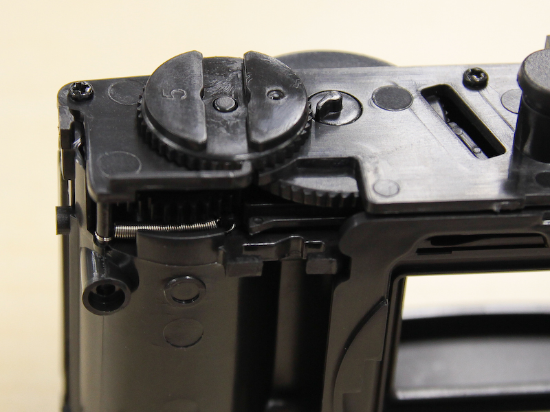 <b>フィルムカウンターのためのギアを乗せる</b>