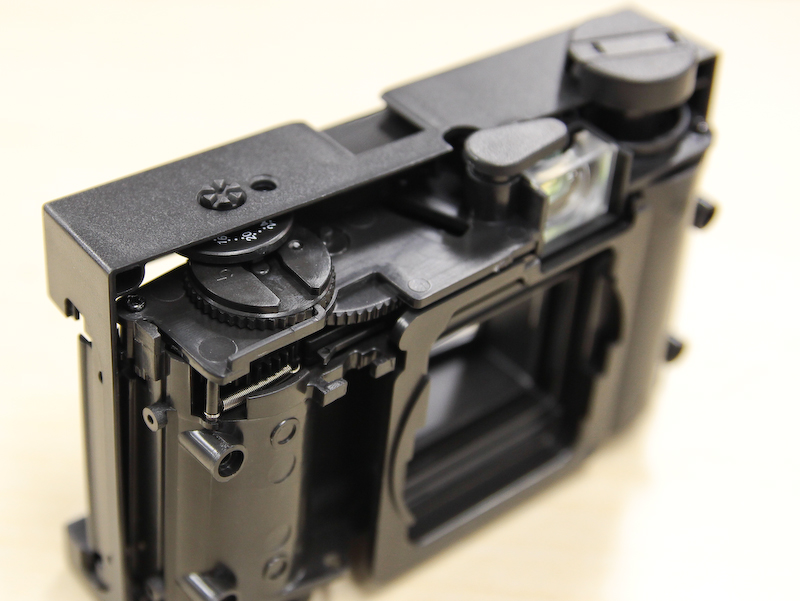 <b>このようにして後ろカバーを付けるのだが……</b>