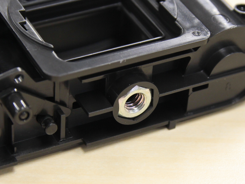 <b>これは三脚穴になるナット。バルブ撮影ができるので三脚が使えるのはありがたい</b>