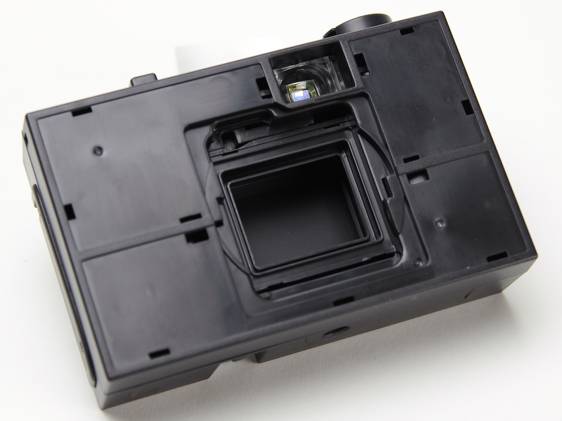 <b>ボディのマウントには爪が掛かる部分が左右にある</b>