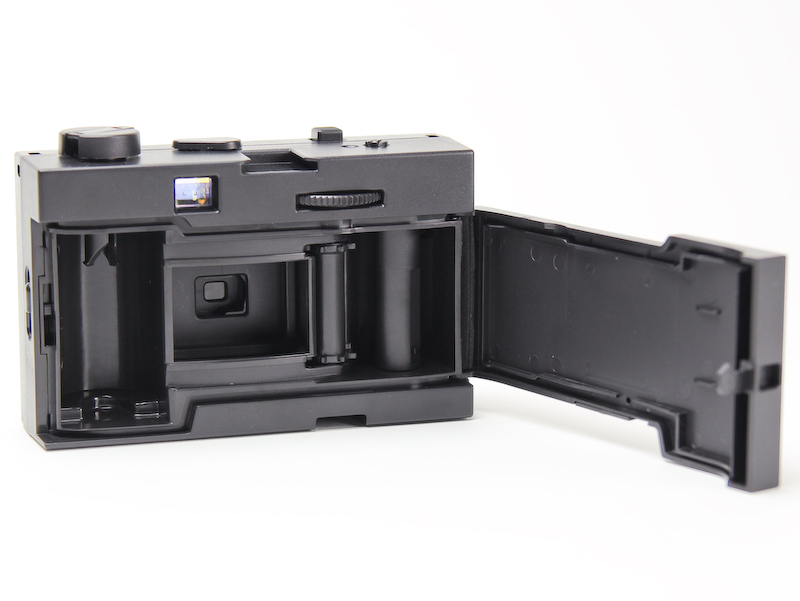 <b>裏蓋を開けたところ</b>