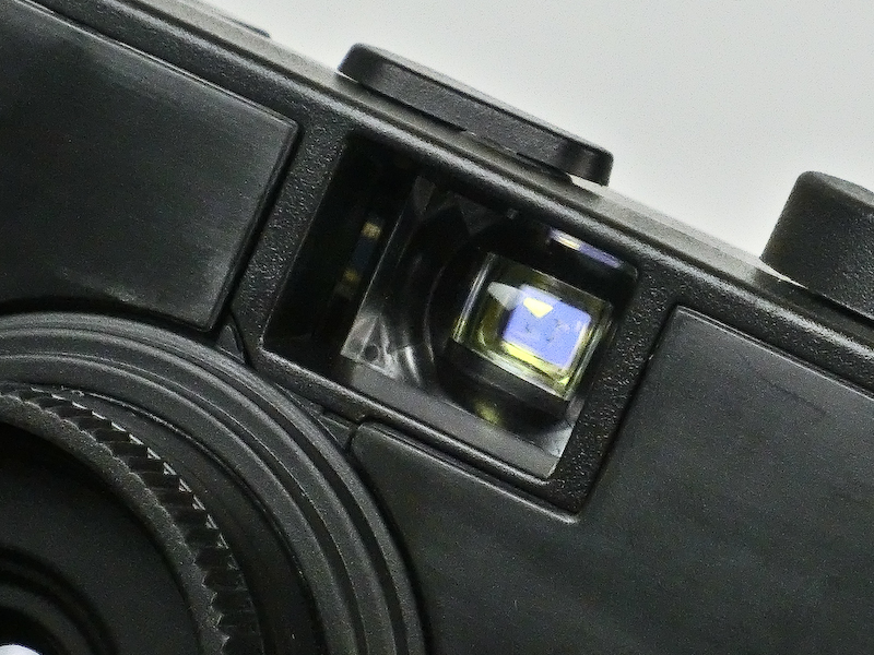 <b>ファインダーはブライトフレーム入り</b>