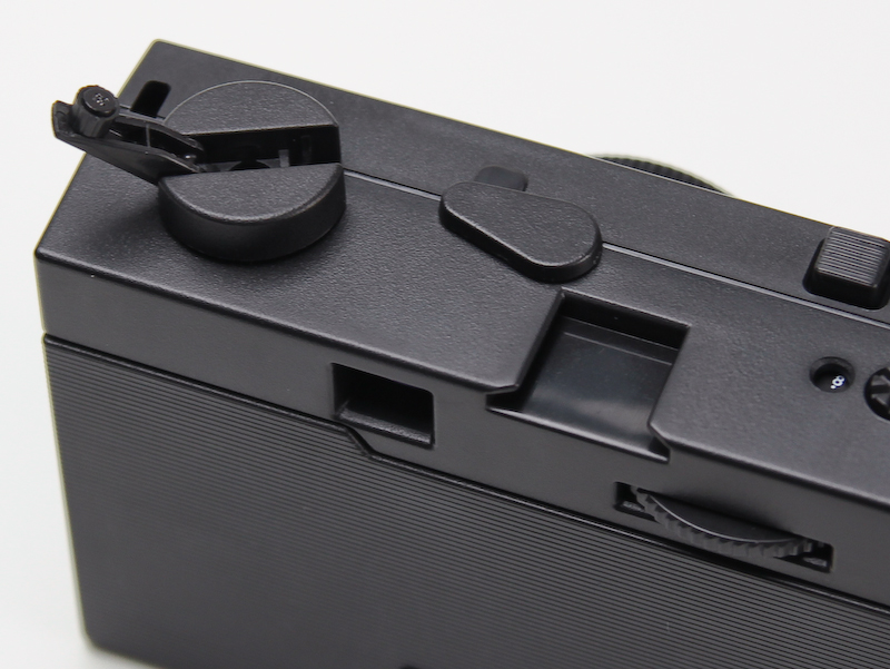 <b>アクセサリーシューもあるが、バルブレバーに干渉するので装着できるものは限られるだろう</b>